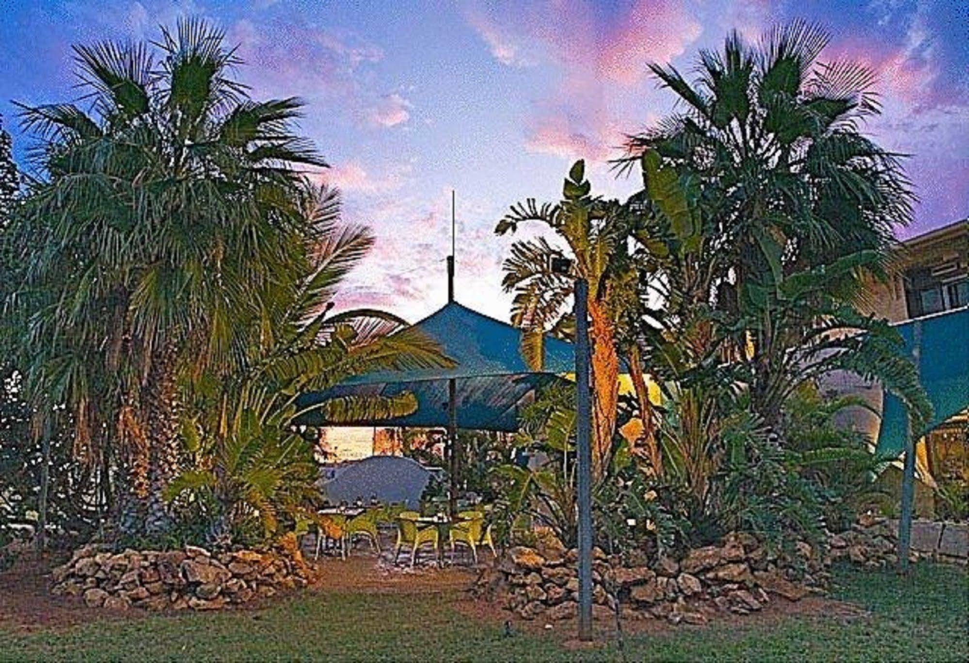 Sea Breeze Resort Эксмут Экстерьер фото