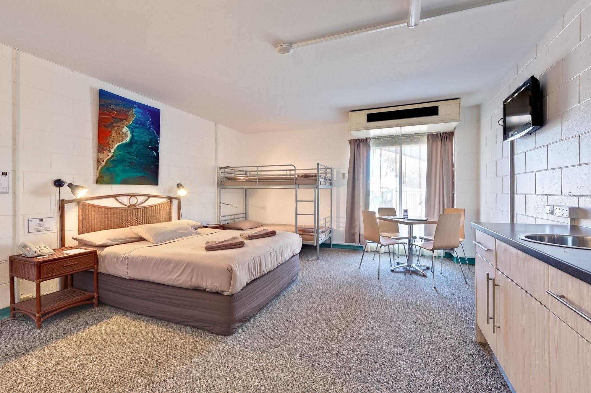 Sea Breeze Resort Эксмут Экстерьер фото