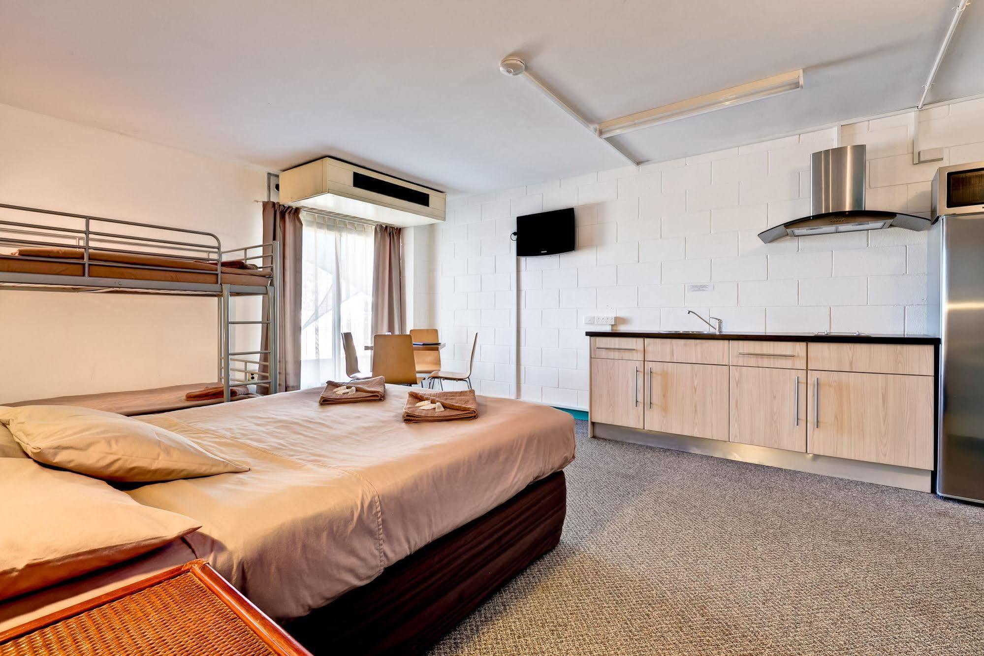 Sea Breeze Resort Эксмут Экстерьер фото