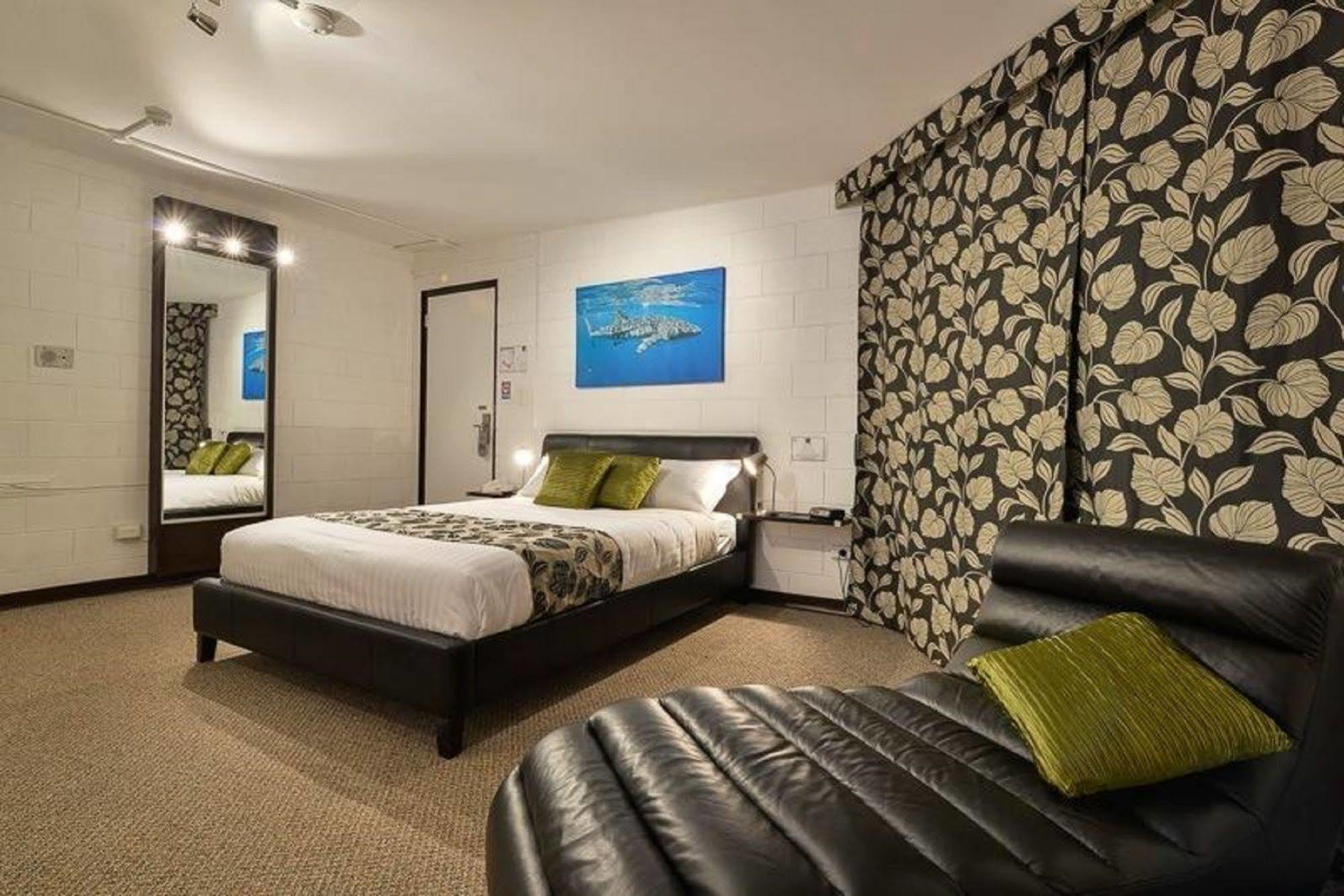 Sea Breeze Resort Эксмут Экстерьер фото