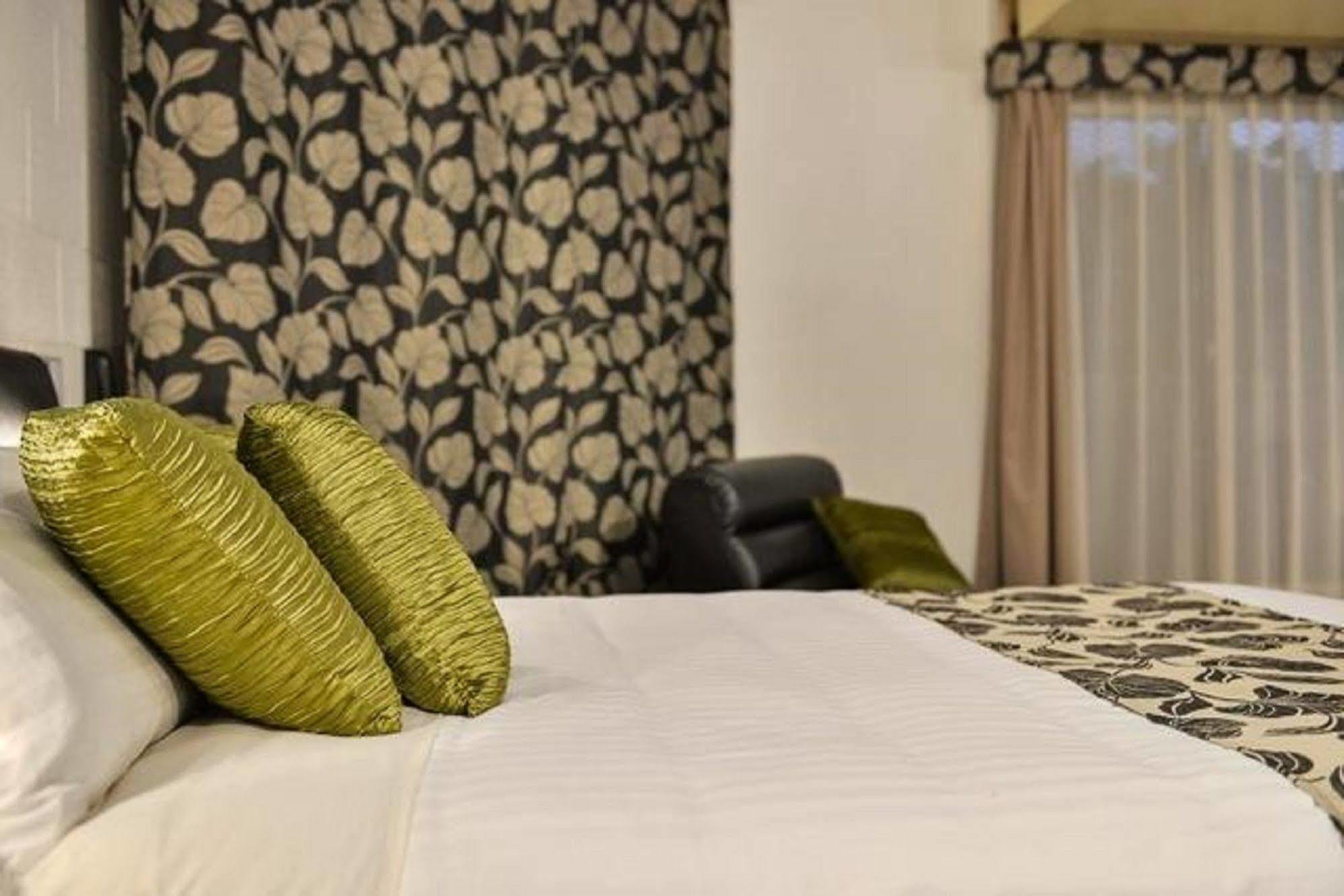 Sea Breeze Resort Эксмут Экстерьер фото