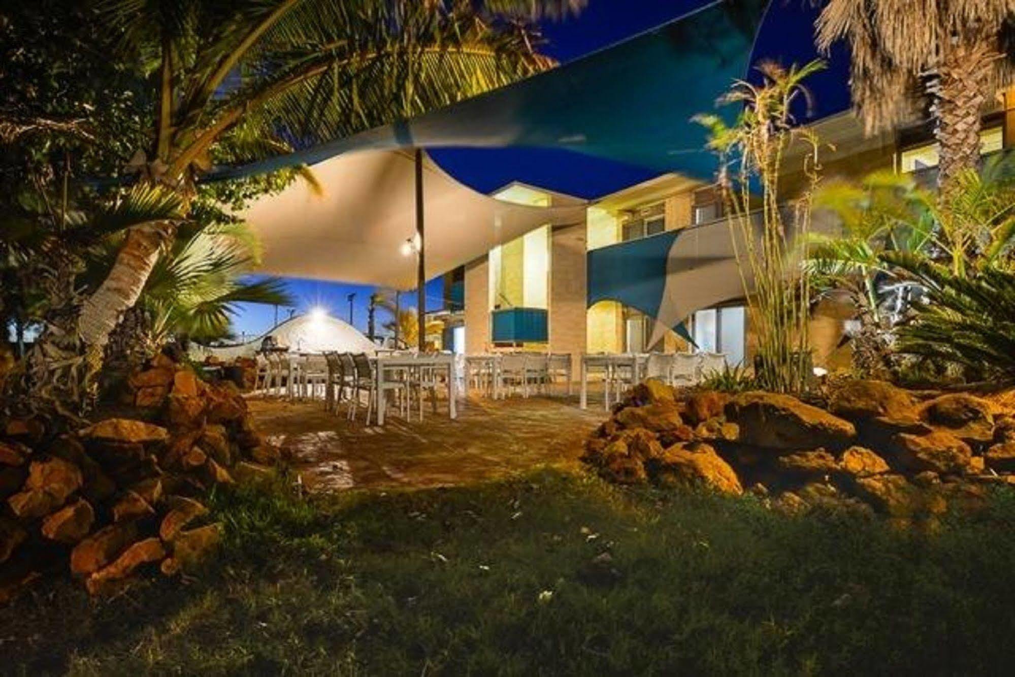 Sea Breeze Resort Эксмут Экстерьер фото