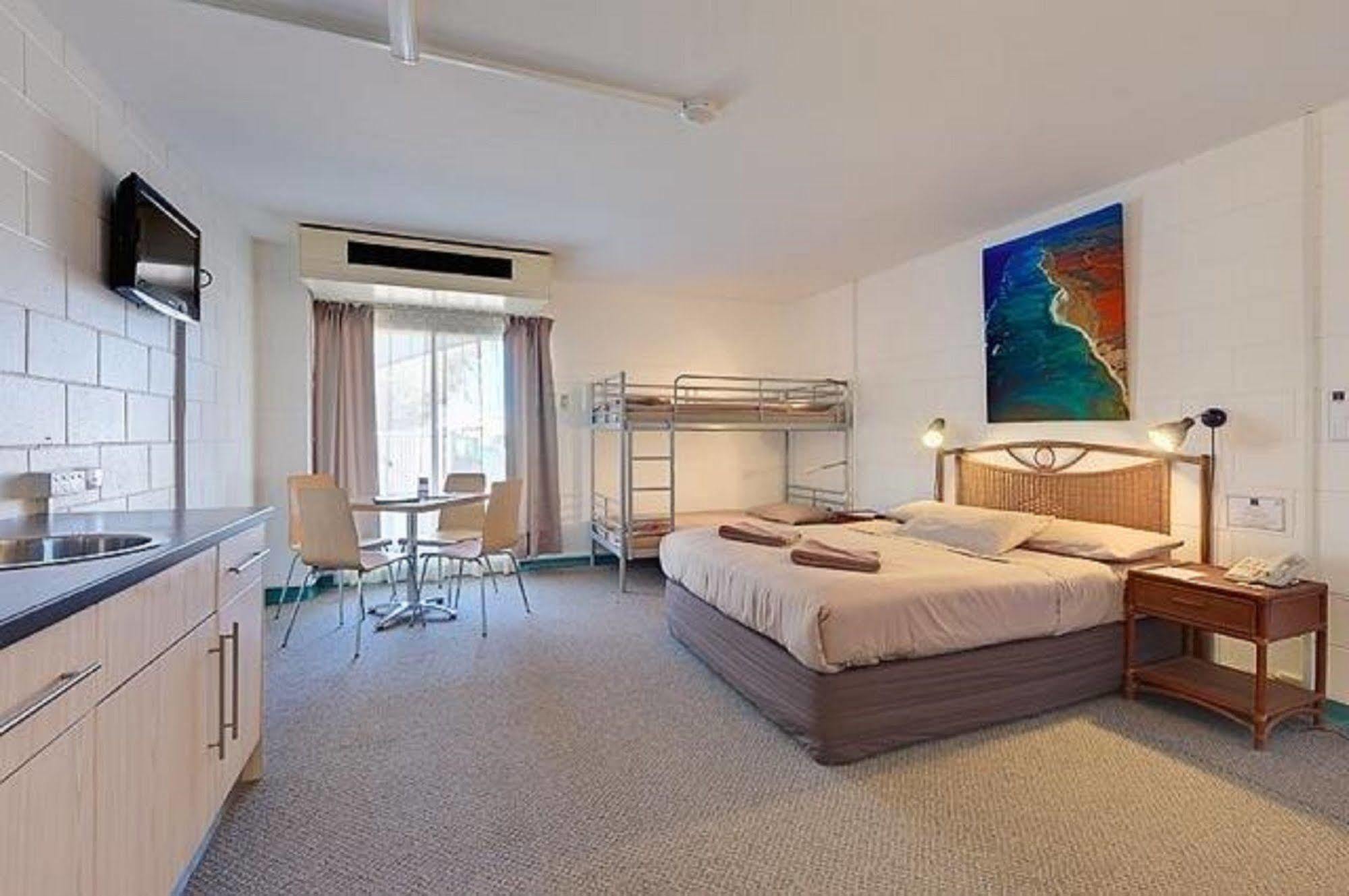 Sea Breeze Resort Эксмут Экстерьер фото