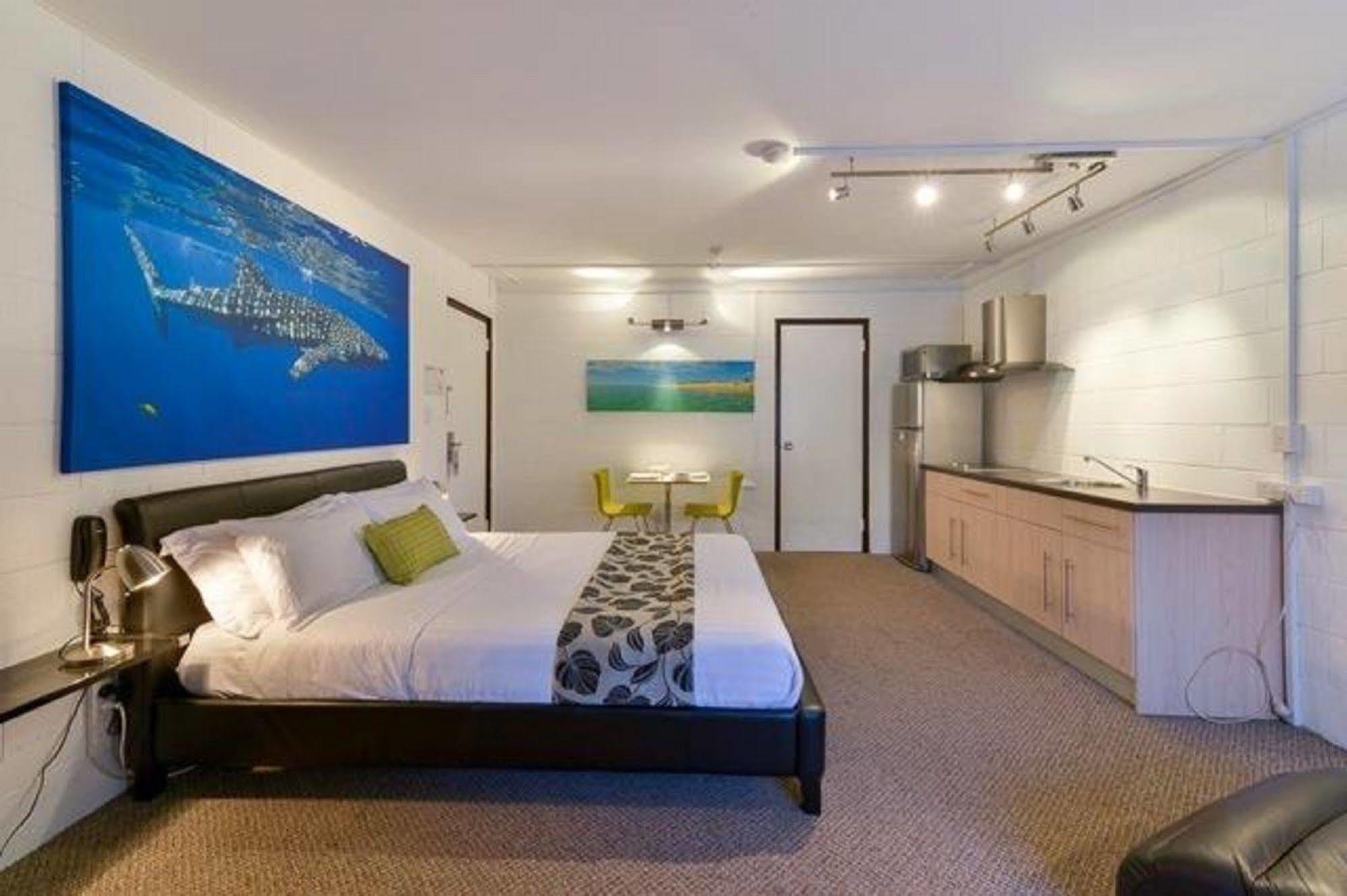 Sea Breeze Resort Эксмут Экстерьер фото