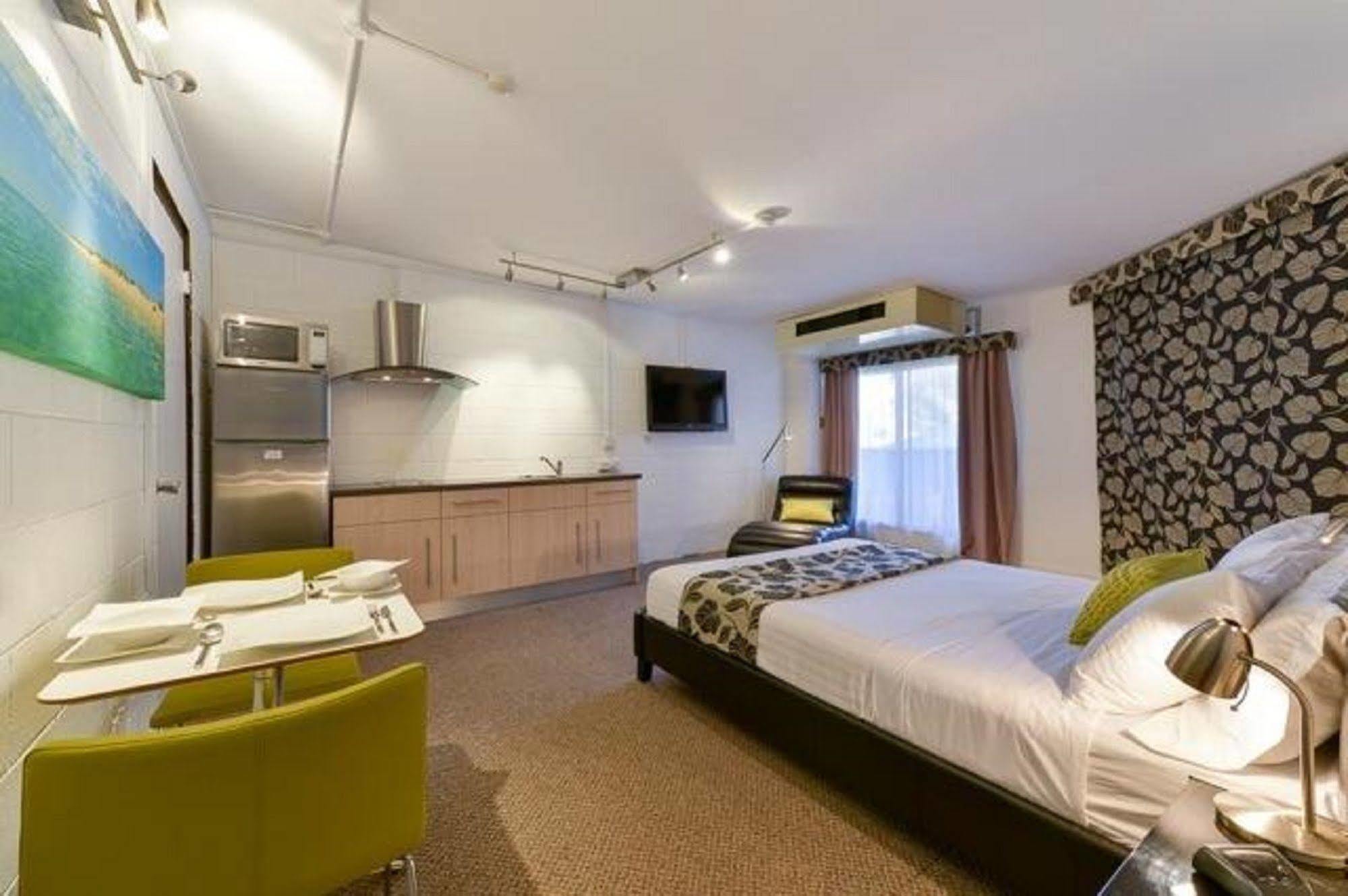 Sea Breeze Resort Эксмут Экстерьер фото